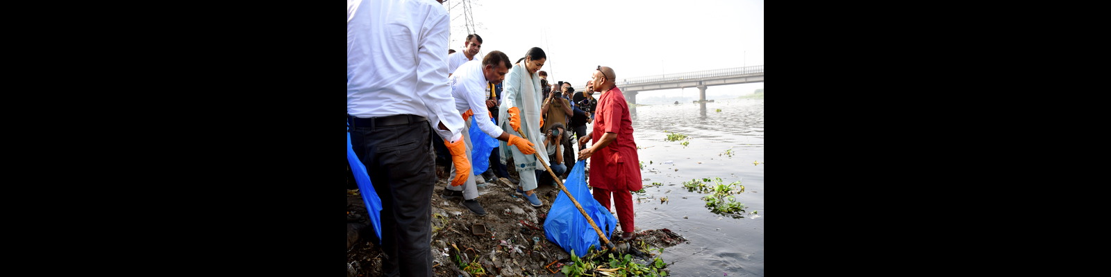 Delhi CM participates in Yamuna cleanliness drive