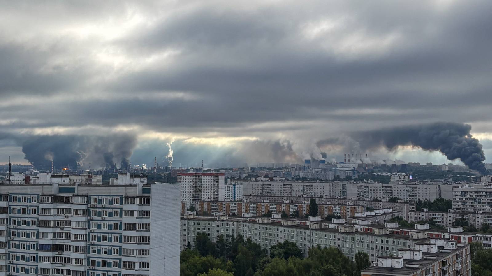 Ukraine attacks Russia's oil refinary, flights cancelled in Moscow