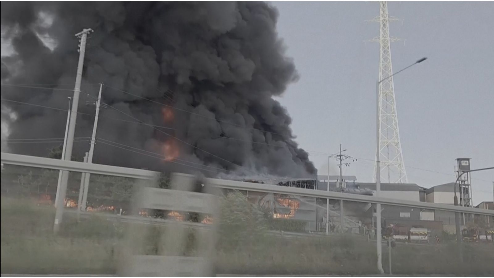 South Korea: Black smoke billows over Gimpo after major warehouse fire
