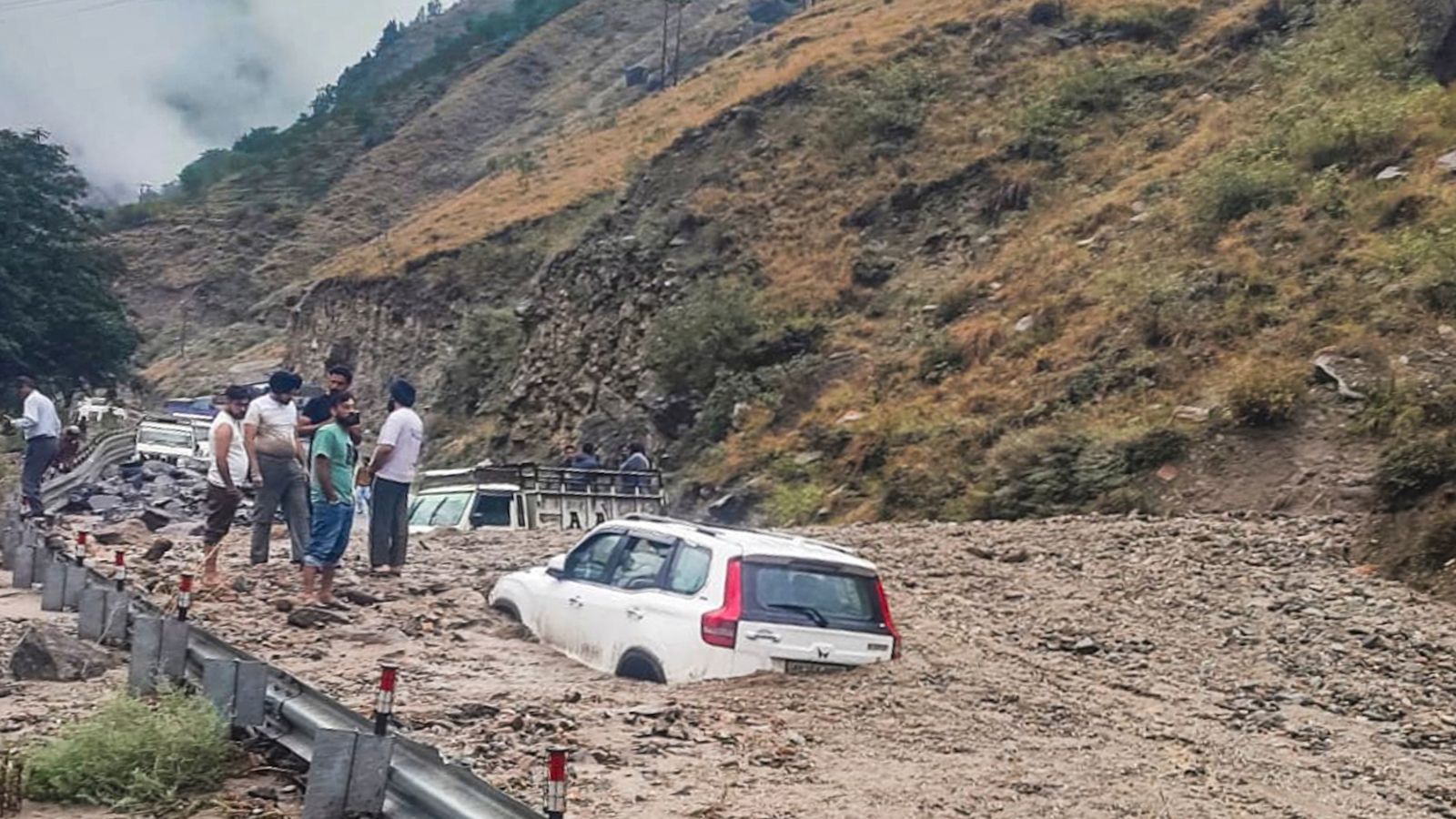 Heavy rains hit Himachal; roads blocked, girl killed in shooting stone incident
