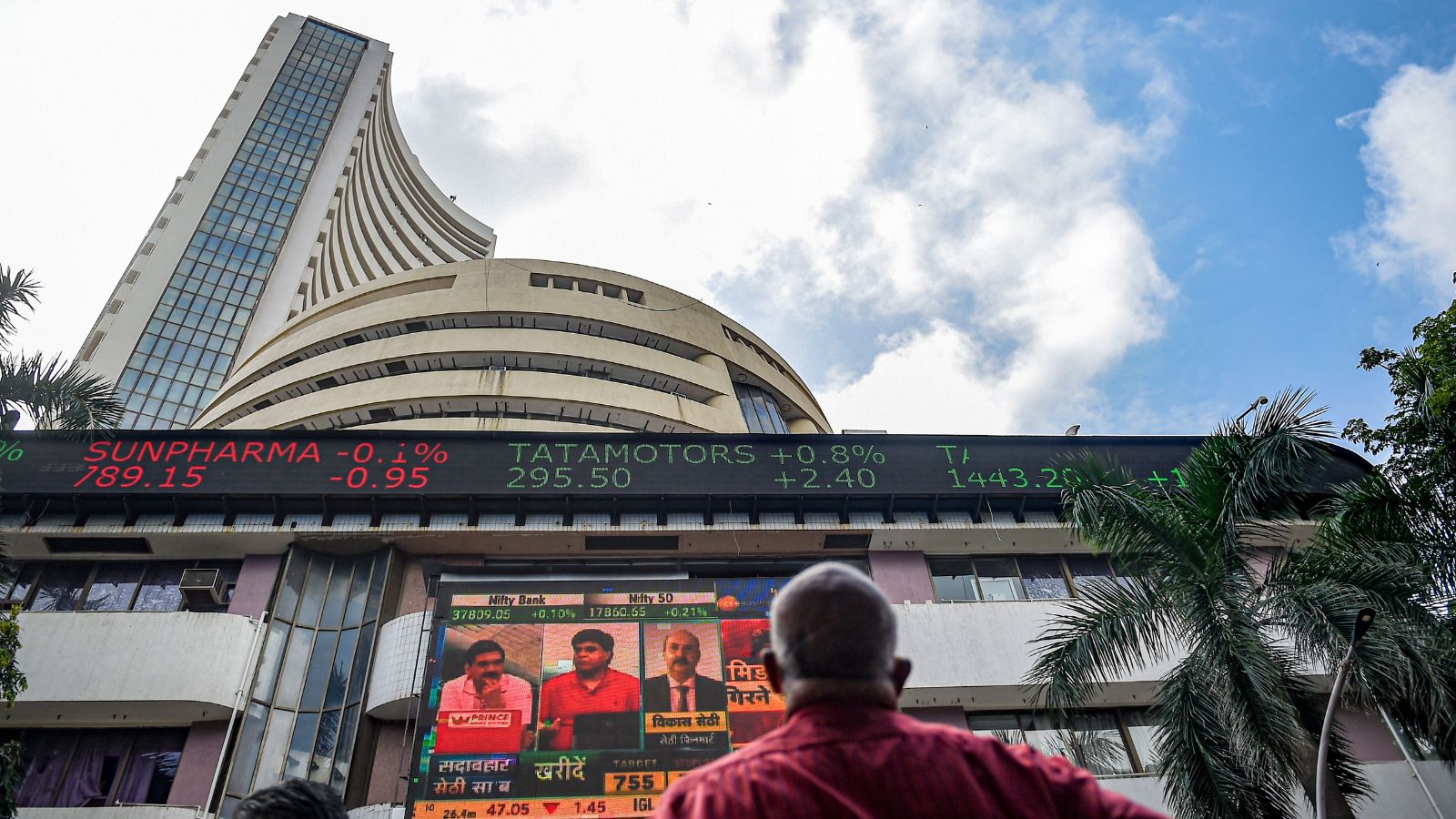 Sensex rebounds 334 points, Nifty gains 95 points in early trade