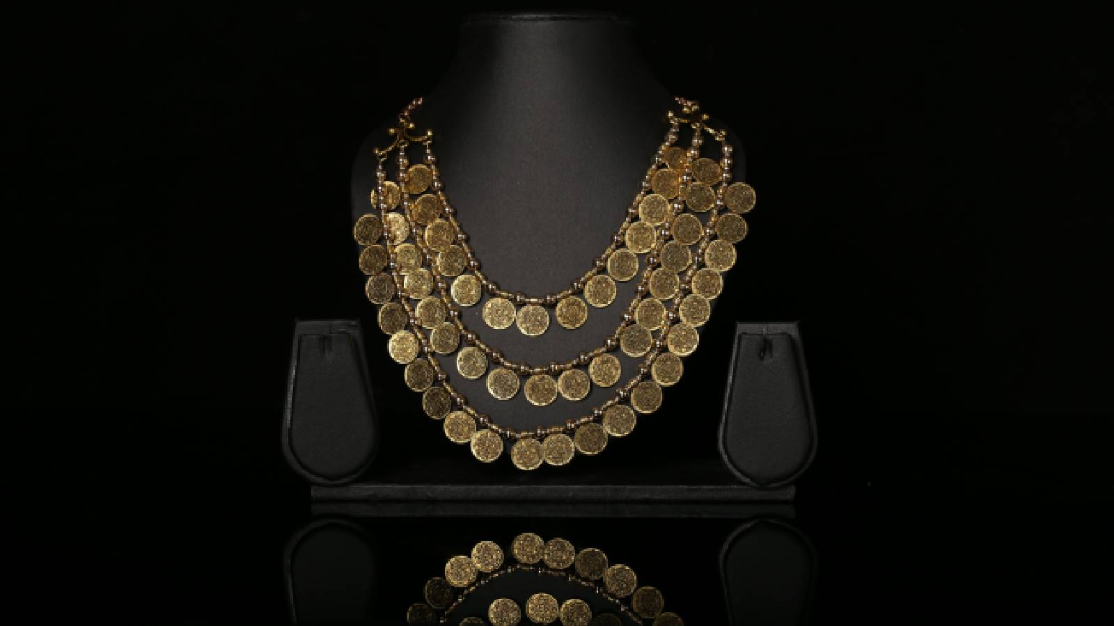 Gold drops ₹2,640 per 10 g, silver slides ₹5,200 on firm rupee, weak global cues