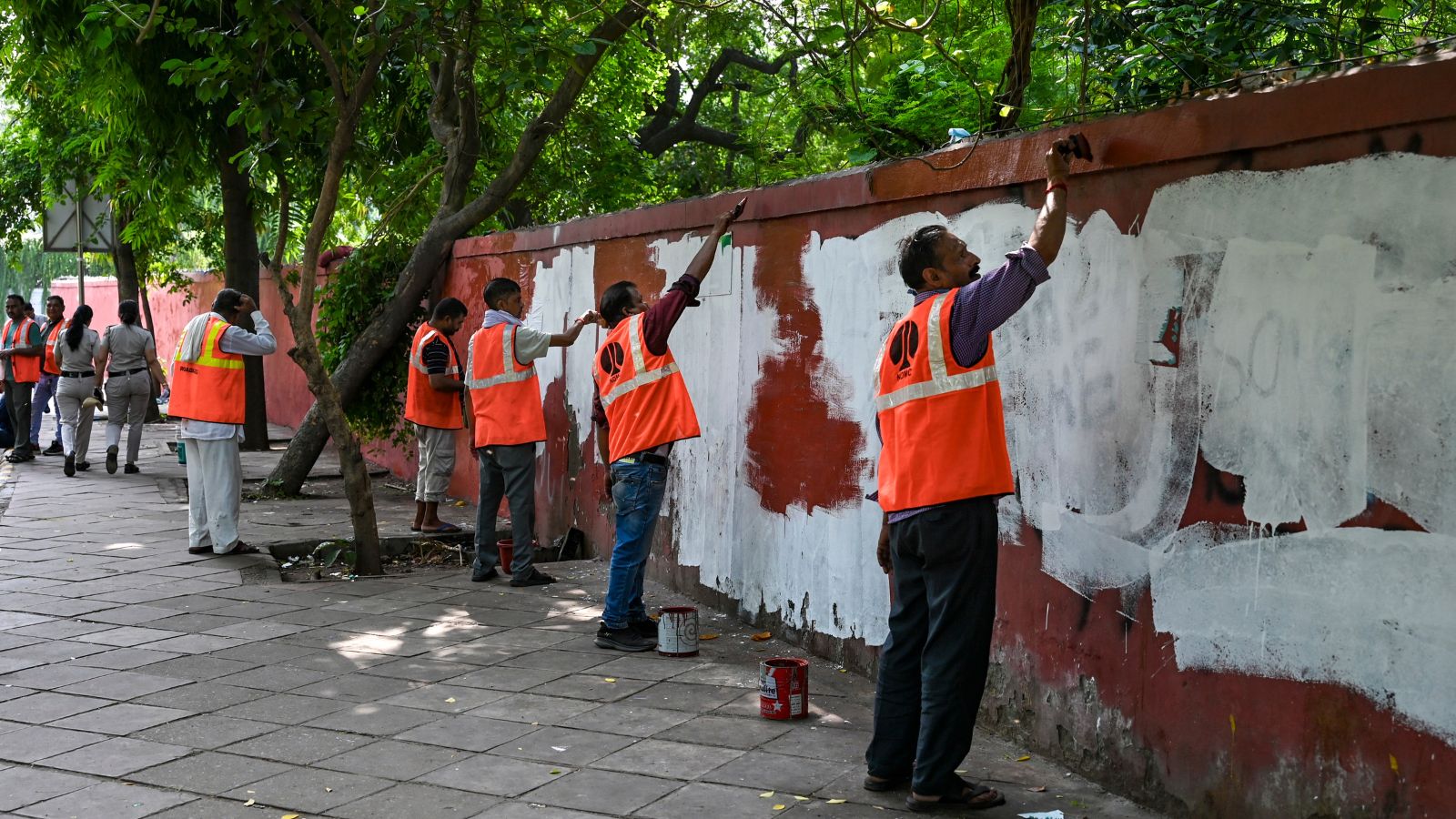 Civic authorities clear the protest site at Jantar Mantar after the 36-day agitation ends