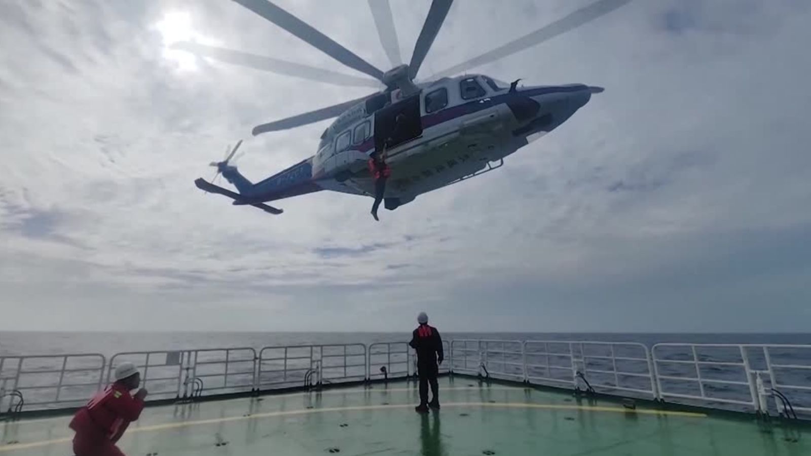 Chinese rescue ships continue hunt for Vietnam shipwreck survivors