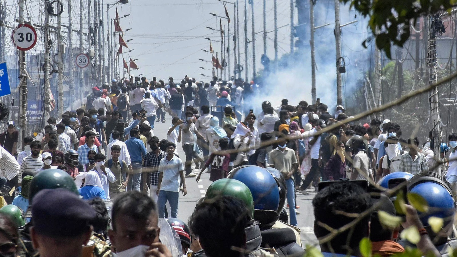 Action taken against Policeman for firing AK-47 at student protesters in Bihar