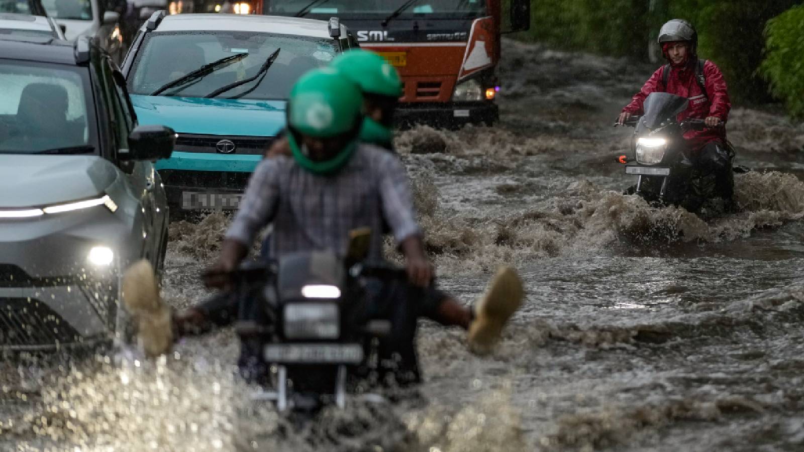 Waterlogging, traffic jams hit Delhi as heavy rain lashes city; red alert issued