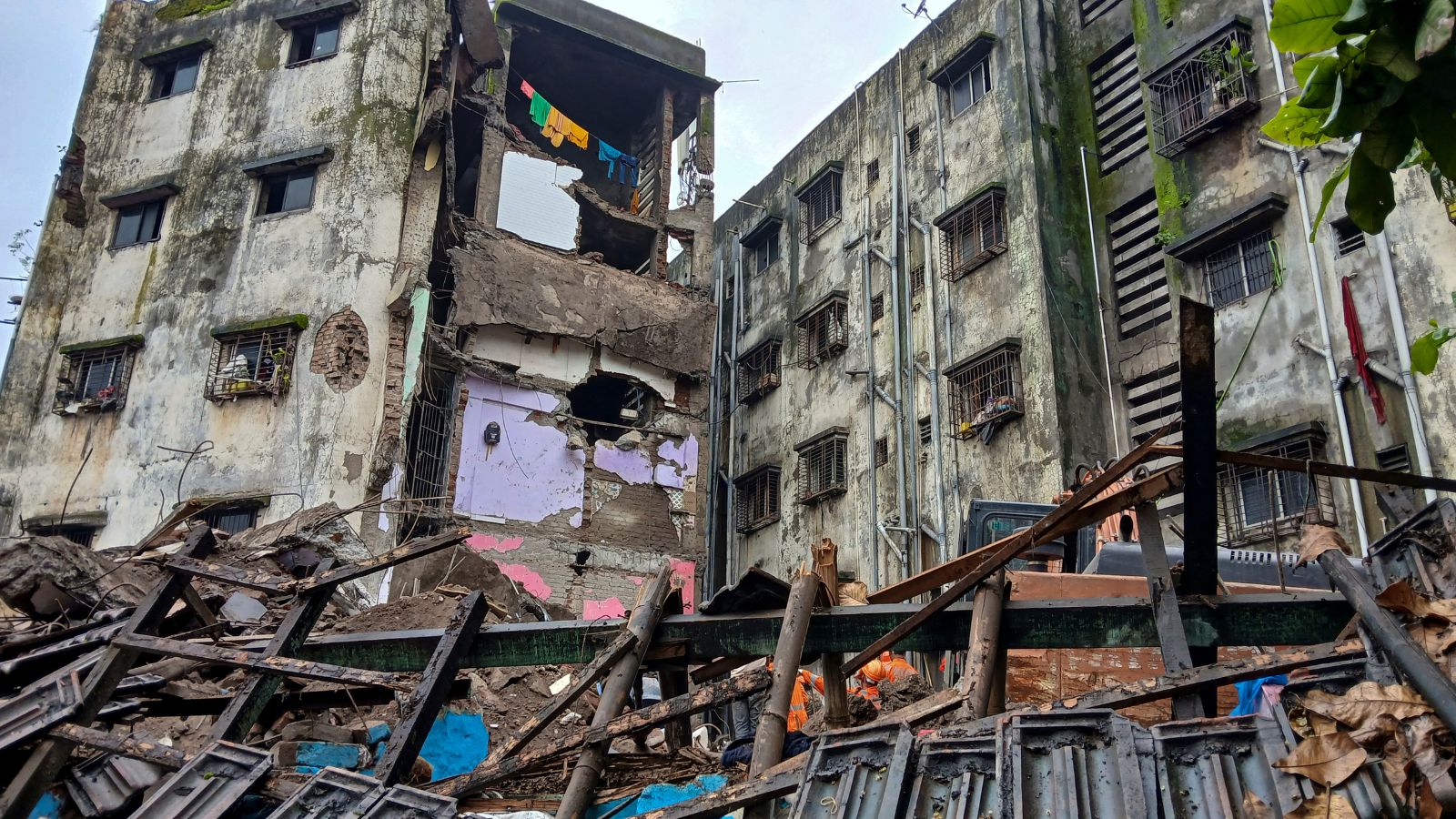 Maharashtra building collapse: Chief Minister Devendra Fadnavis calls for evacuation of unstable buildings