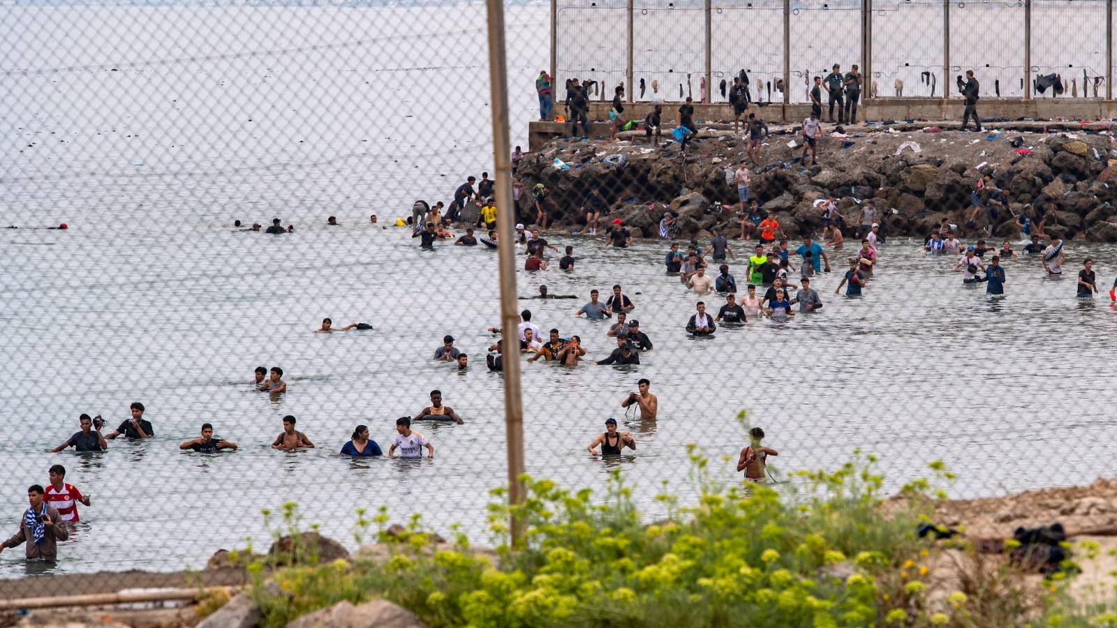 Ceuta border rush prompts Spain to build new containment fence