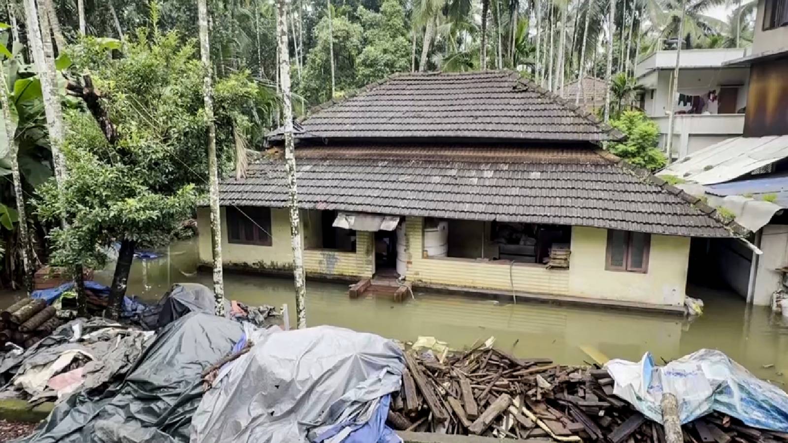 Kerala rain LIVE: CM announces ₹10,000 aid for flood-hit families; eight districts under red alert