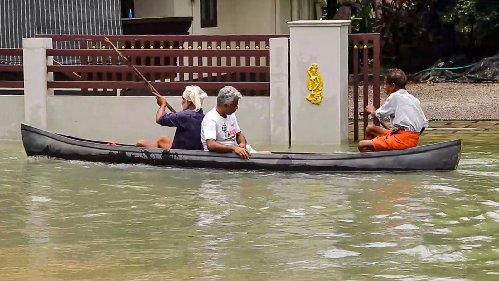 Kerala rain HIGHLIGHTS : Red alert in three districts; flooding continues in low-lying regions