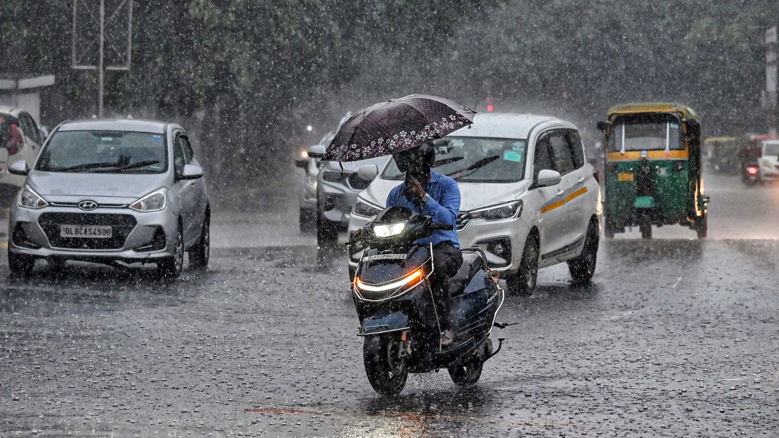 Rain lashes Delhi, IMD warns of heavy showers