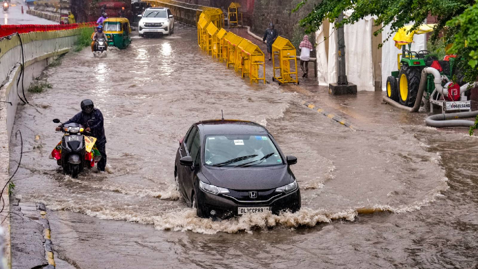 Rain, clouds shroud Delhi; city sees widespread traffic snarls