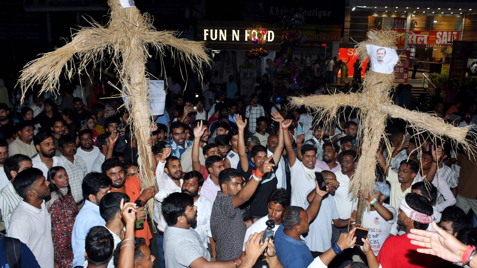 Jharkhand protest: Agitators burn effigies of Rahul Gandhi, CM as stir enters day 23 | Highlights