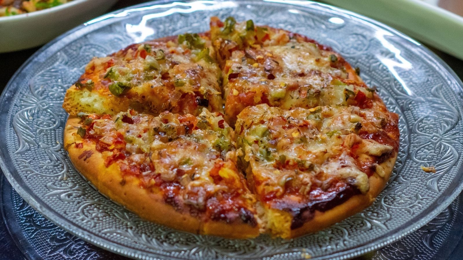 How to make cheesy homemade vegetable pizza with a crispy base
