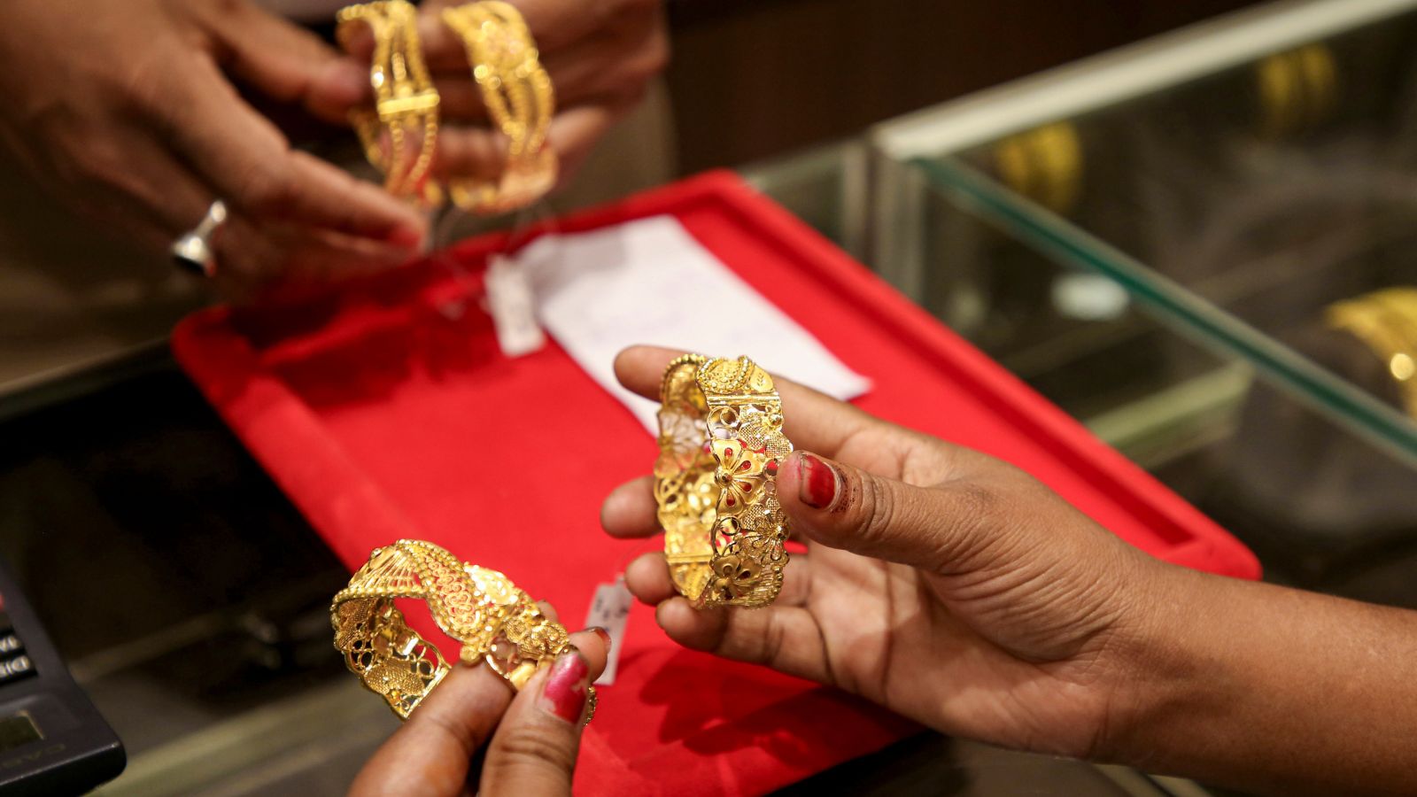 Gold rebounds Rs 3,400 in Delhi after six-session losing streak