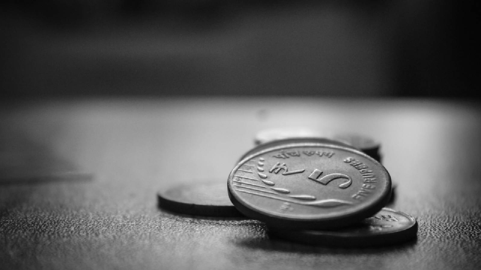 Rupee falls 25 paise to 95.33 against US dollar in early trade
