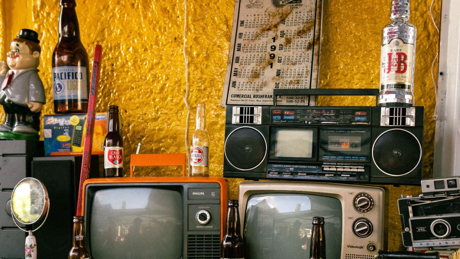 Vintage fashion, analogue gadgets and retro aesthetics are finding a new generation of admirers. Photo: Pexels