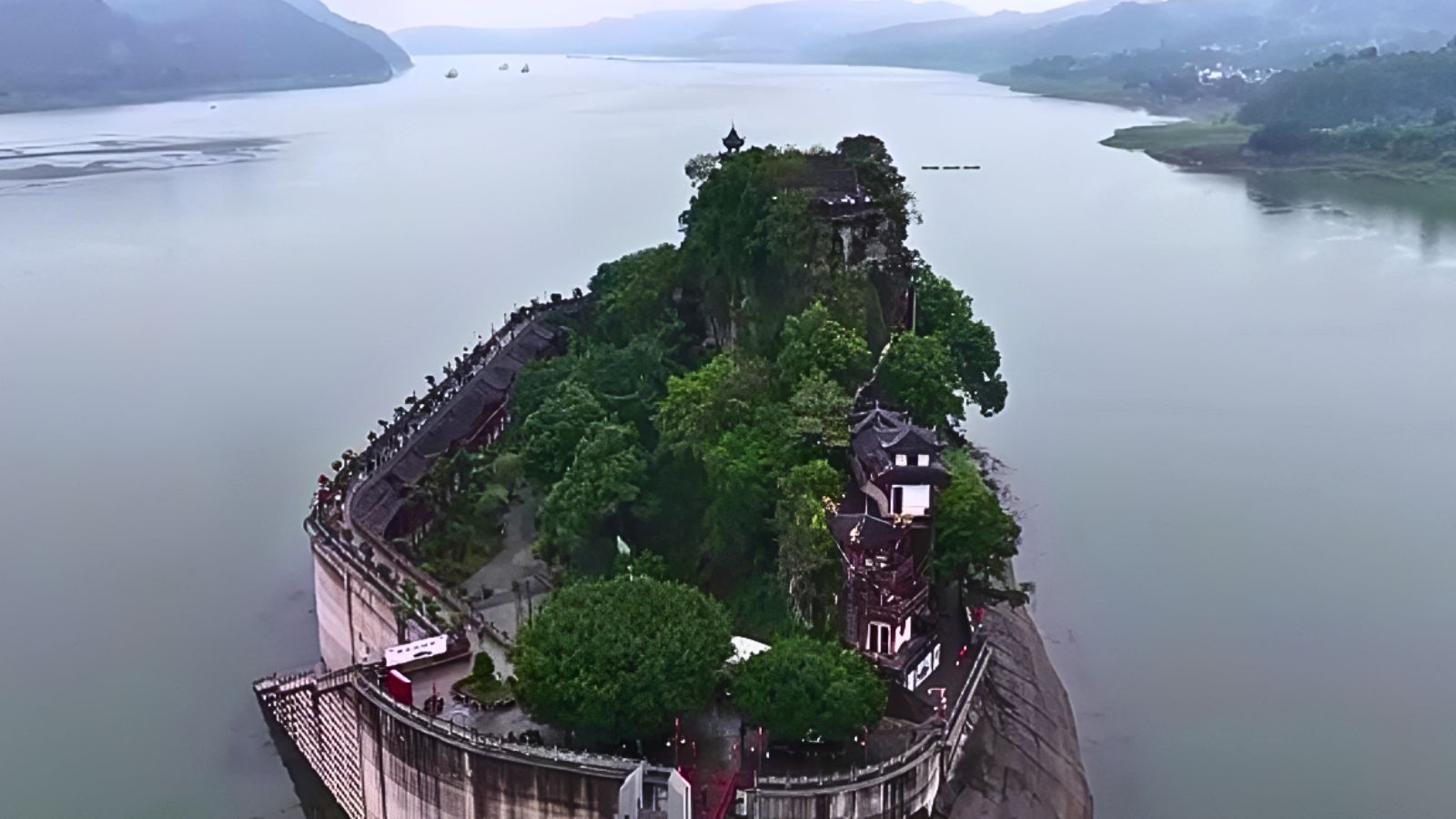 China's Shibaozhai draws visitors from major river basins