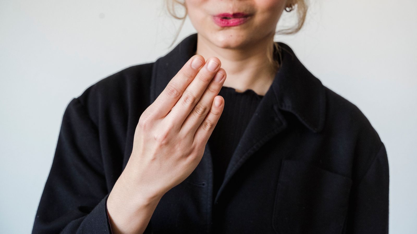To become a sign language interpreter in India, one can pursue the two-year Diploma in Indian Sign Language Interpretation (DISLI). Photo: Pexels/Kevin Malik