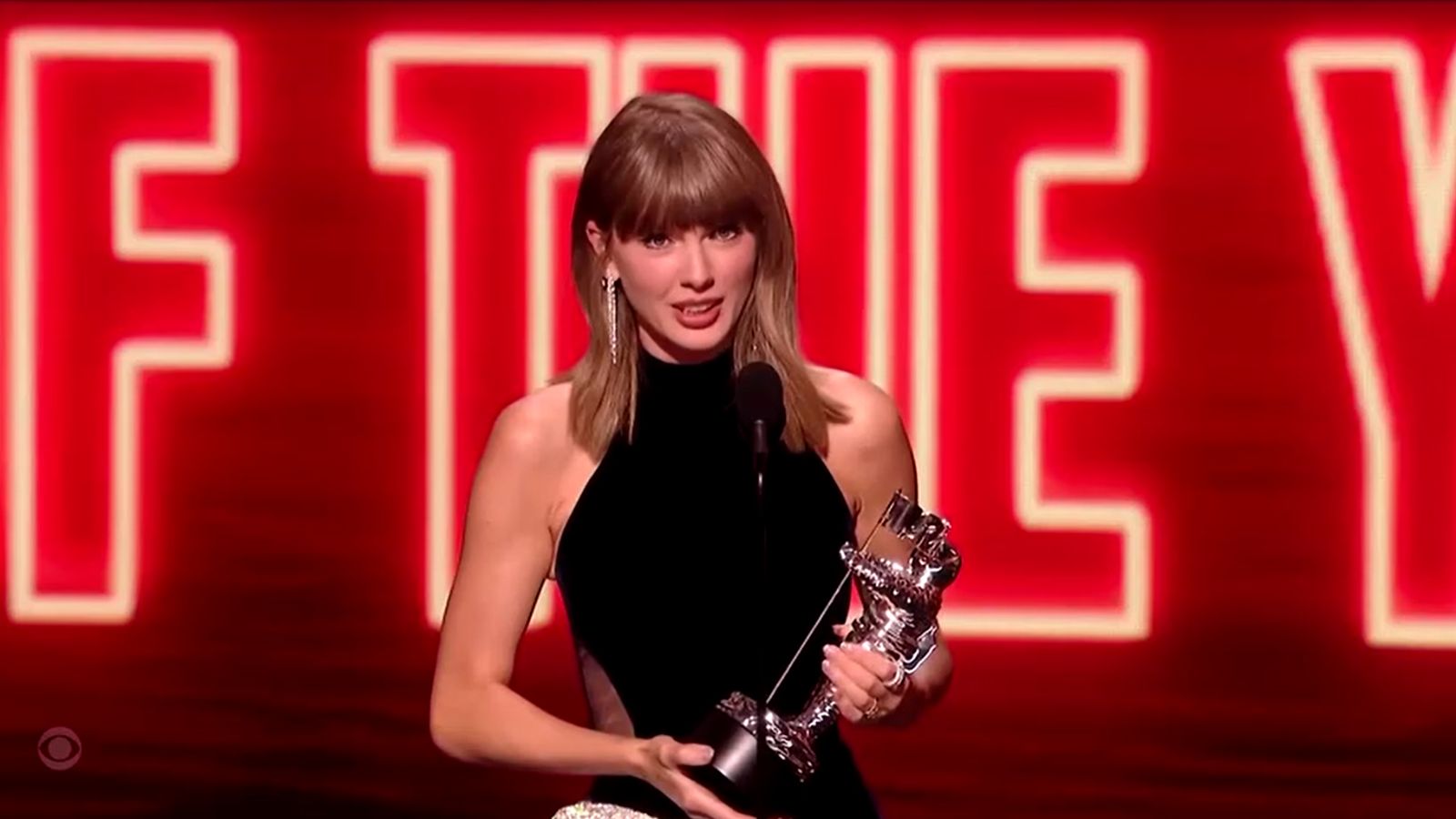 Taylor Swift wins Video of the Year at MTV VMAs, honours Dolly Parton