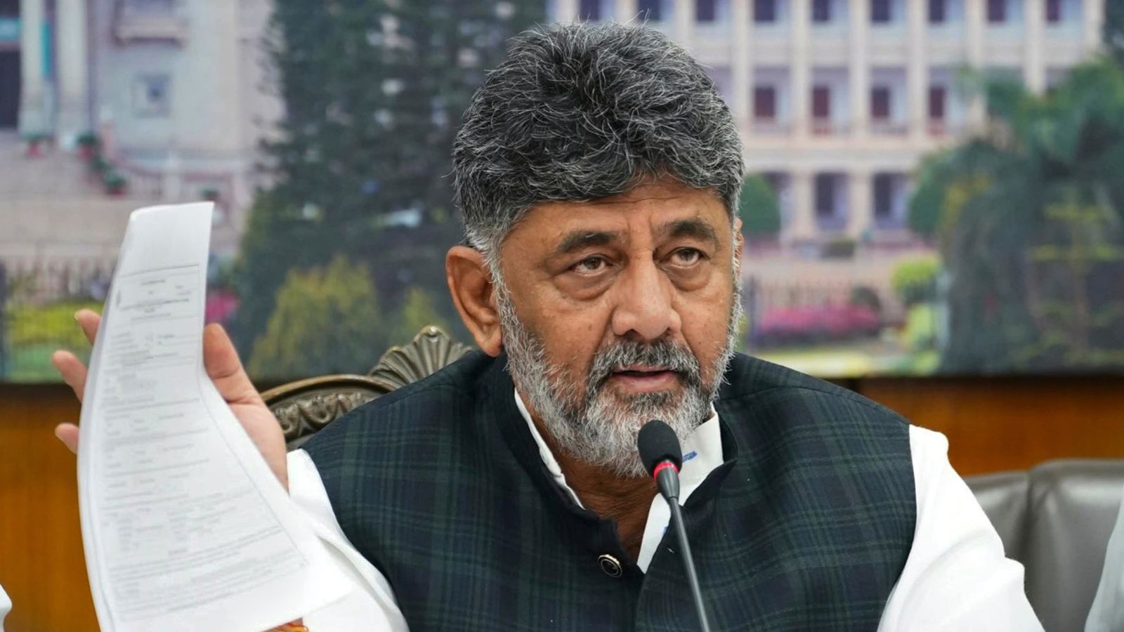 SIR row: Karnataka CM Shivakumar stages sit-in protest outside CEO’s office demanding FIR