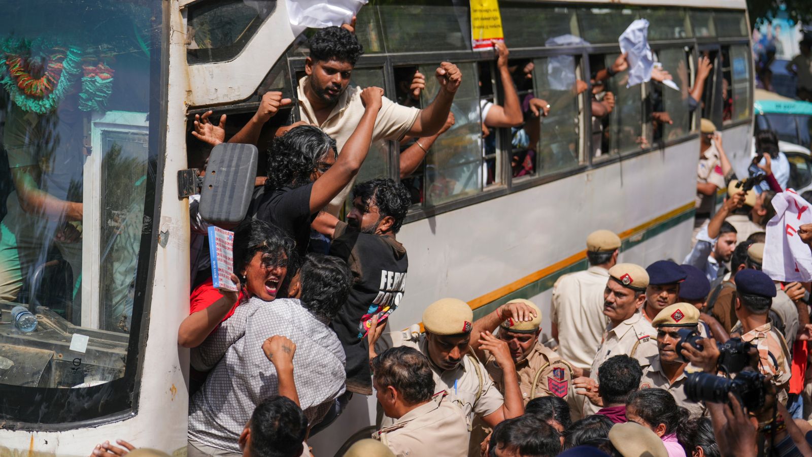 Delhi Police detains 700 protesters during Jantar Mantar rally against CEC