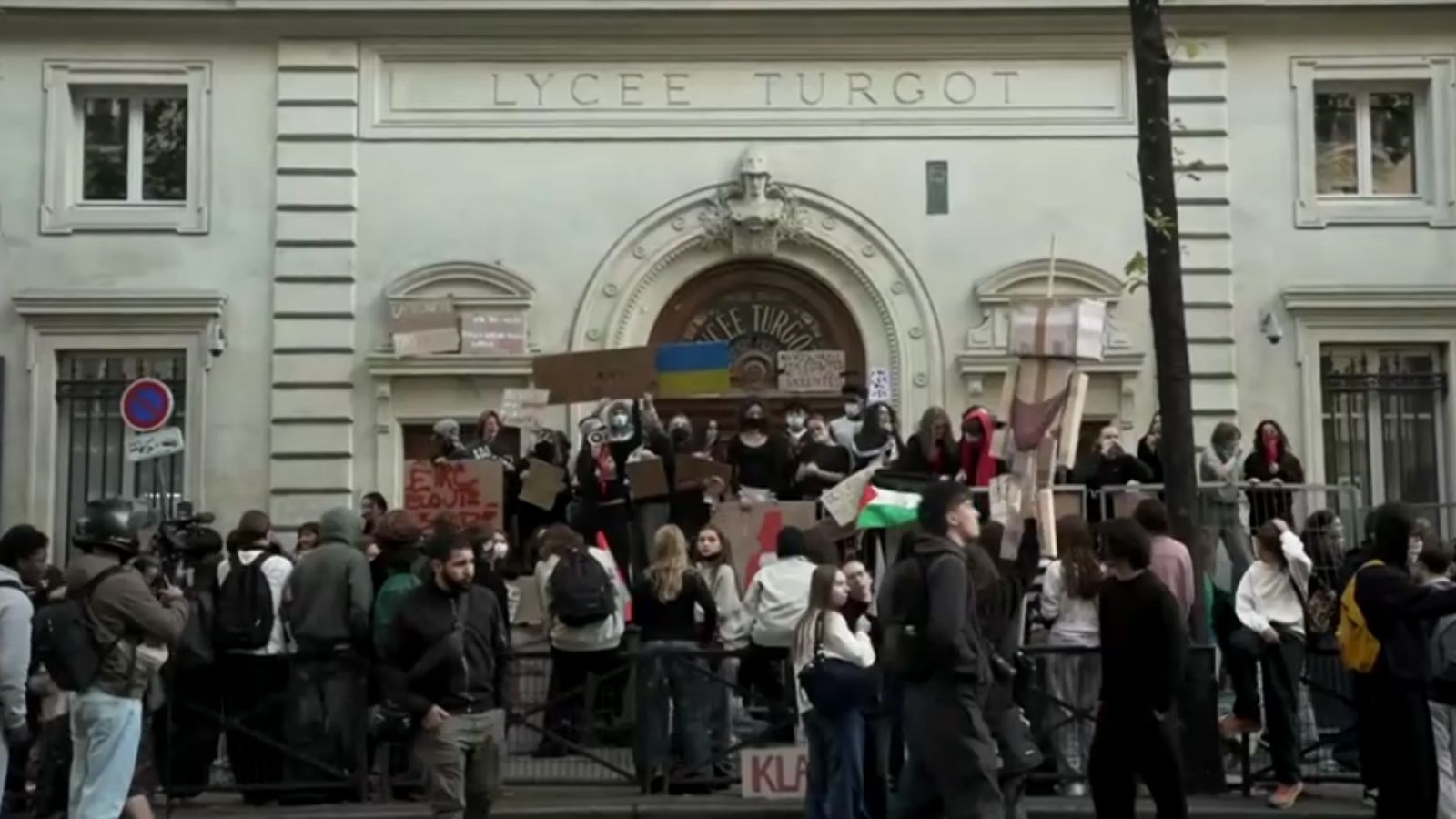 French students block over 400 schools nationwide amid protests over education conditions