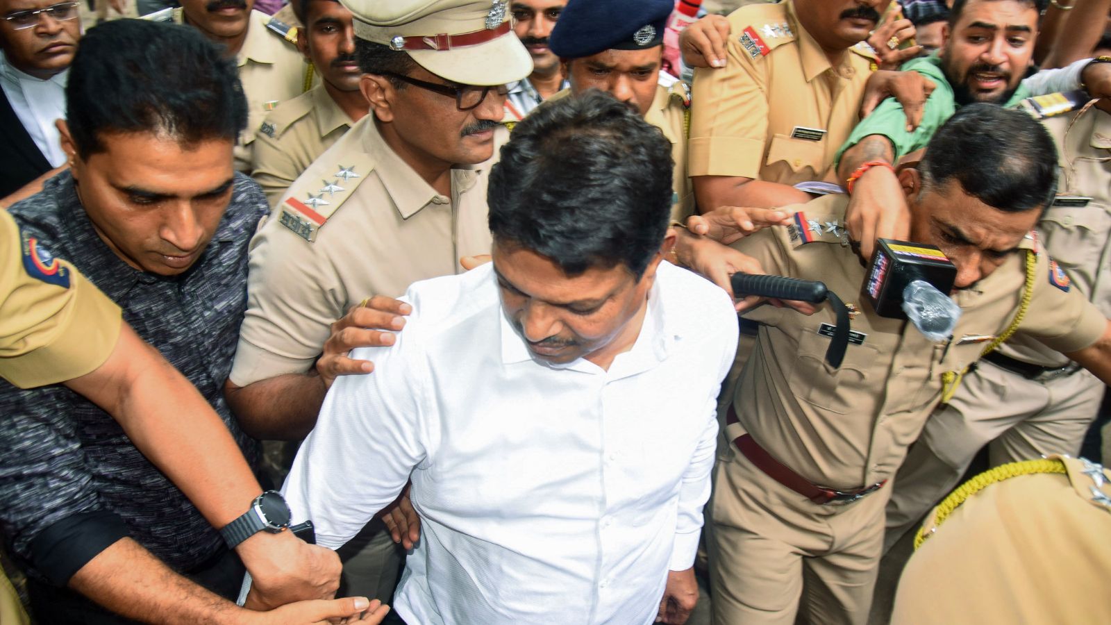 Doctor assault case: Shiv Sena corporator Mhatre surrenders after Supreme Court cancels bail