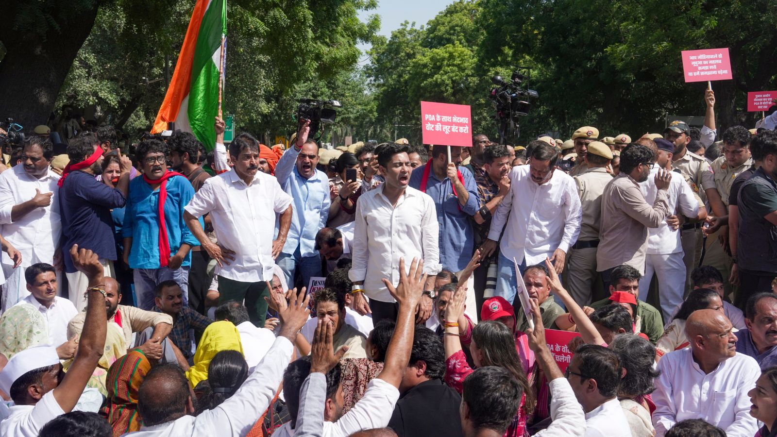 CEC row LIVE: INDIA bloc MPs detained; Rahul Gandhi enters Akashvani Bhawan premises to reach EC headquarters