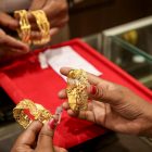 Gold prices stay flat at ₹1.47 lakh; silver rebounds ₹500 in Delhi
