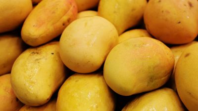 How to identify artificially ripened mangoes before you buy