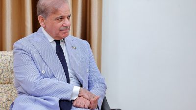 Pakistan Prime Minister Sharif leaves for Qatar to offer condolences on former Emir's death