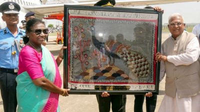 President Murmu interacts with 'cheetah mitras' at Kuno National Park in MP