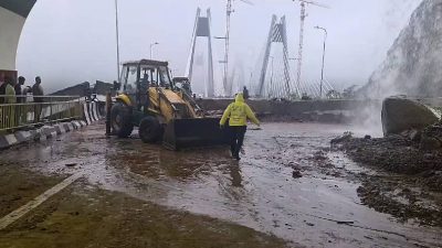 Traffic on Pune-Mumbai Expressway and old highway suspended after heavy rains
