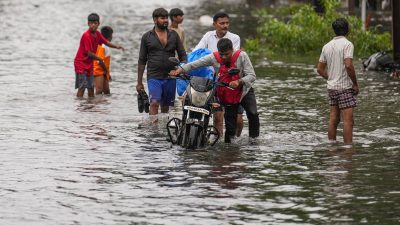 Mumbai rain: Train services hit, 9 flights diverted, two lakes overflow