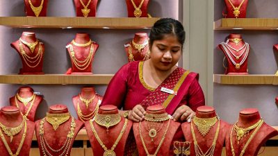 Gold falls ₹700, silver slumps ₹8,900 in Delhi