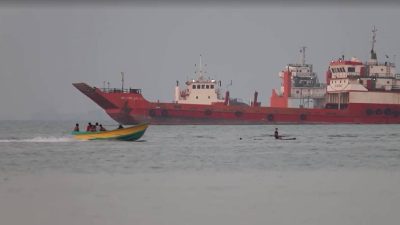 Iran threatens Strait of Hormuz blockade if neighbours back US sanctions