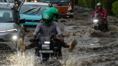 Waterlogging, traffic jams hit Delhi as heavy rain lashes city; red alert issued