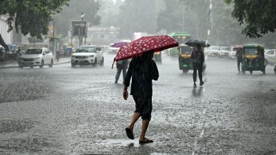 Kerala rains continue,several districts remain inundated