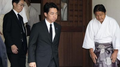 Japan Defence Minister Shinjirō Koizumi prays at Yasukuni Shrine
