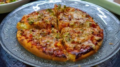 How to make cheesy homemade vegetable pizza with a crispy base