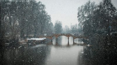 Kashmir: Season's first snowfall blankets Gulmarg, Gurez