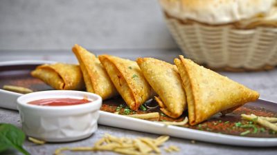 Crispy chicken samosa for the perfect evening snack