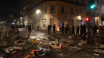 France protests: Opposition leaders defy police order over Paris march route